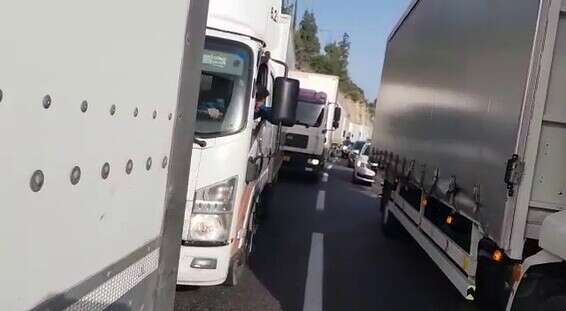 משאיות הגברה ותאורה חוסמות את הדרך לירושלים